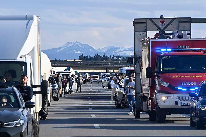 Die Autobahn musste in Fahrtrichtung München für etwa eine Stunde komplett gesperrt werden, was einen erheblichen Rückstau zur Folge hatte.