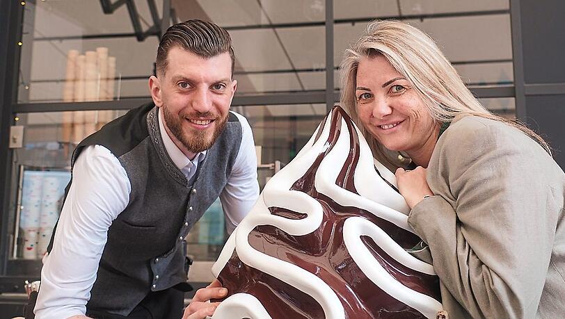 Kellner Bassel Alfarra und Restaurantleiterin Lala Statello freuen sich &uuml;ber die Er&ouml;ffnung des "Sp&ouml;ckmeier"-Kiosks.