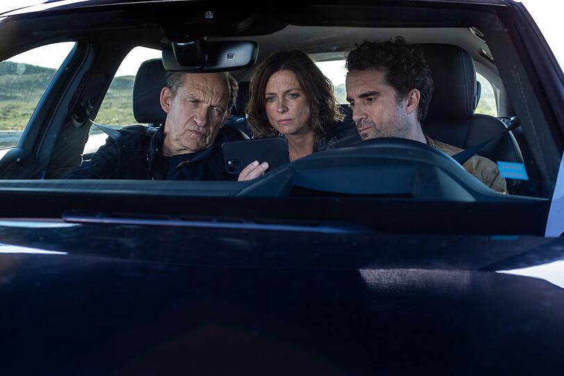 Carl Sievers (Peter Heinrich Brix, links), Ina Behrendsen (Julia Brendler) und Hinnerk Feldmann (Oliver Wnuk) erfahren, dass der Tote etwas Ungewöhnliches im Magen hatte: ein altes Foto. Carl Sievers (Peter Heinrich Brix, links), Ina Behrendsen (Julia Brendler) und Hinnerk Feldmann (Oliver Wnuk) erfahren, dass der Tote etwas Ungewöhnliches im Magen hatte: ein altes Foto.