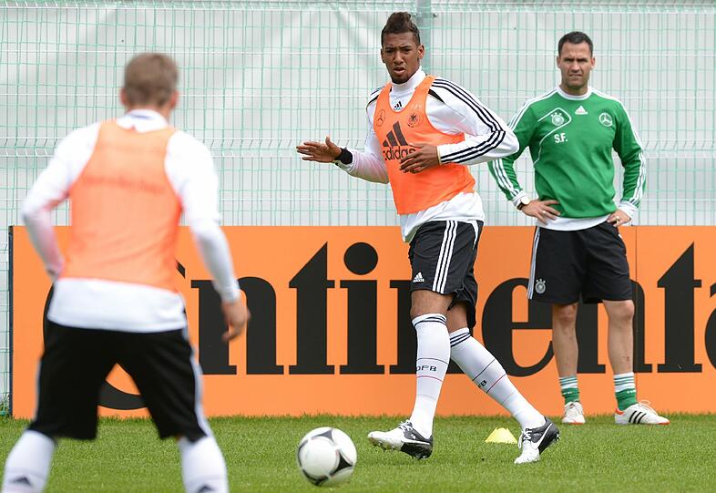 Konzentration in Danzig: Beim Training der Nationalelf zwei Tage vor dem EM-Auftaktspiel stehen mit Lahm und Khedira wieder alle 23 Spieler auf dem Platz.
