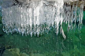 Frost- und Tauwetter ließen diese originellen Eiszapfen am türkisgrünen Walchensee entstehen