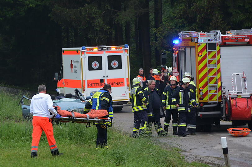 Drei Jugendliche kommen am Sonntagabend mit ihrem BMW in einem Waldstück von der Straße ab und überschlagen sich. Die Bilder vom Unfallort.