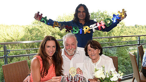 Familienfeier beim Rabenwirt in Pullach: Christine Neubauer (l), Papa Erwin, Mama Lydia und Jose Campos (hinten).