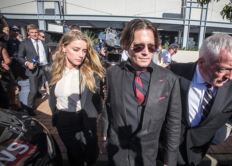 Amber Heard und ihr Mann Johnny Depp verlassen das Gerichtsgebäude im australischen Southport.