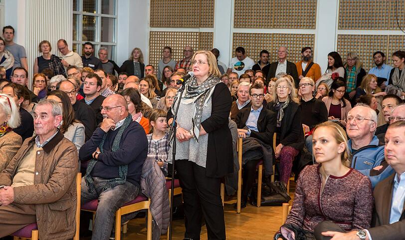 Anwohnerfragen beim Infoabend zum Quartiersprojekt am Nockherberg.