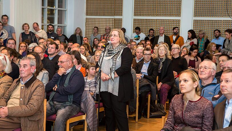 Anwohnerfragen beim Infoabend zum Quartiersprojekt am Nockherberg.