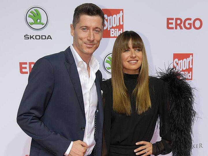 Robert Lewandowski und seine Frau Anna nehmen an den jährlichen Auszeichnungen des dehaben jetzt zwei kleine Mädchen.
