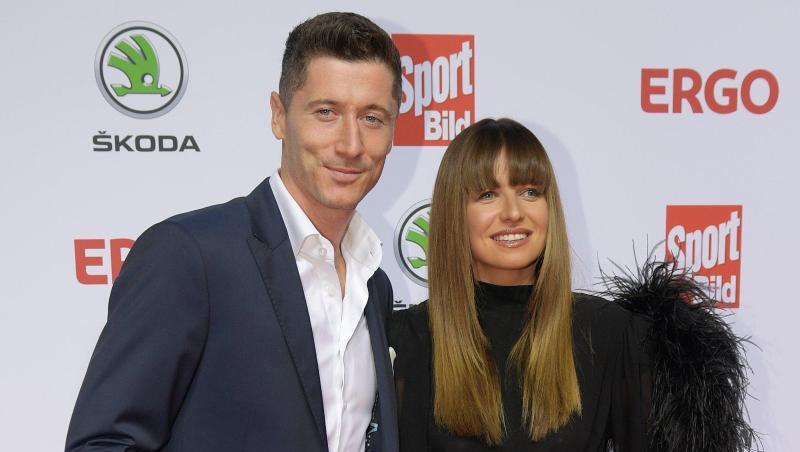 Robert Lewandowski und seine Frau Anna nehmen an den jährlichen Auszeichnungen des dehaben jetzt zwei kleine Mädchen. Robert Lewandowski und seine Frau Anna nehmen an den jährlichen Auszeichnungen des dehaben jetzt zwei kleine Mädchen.