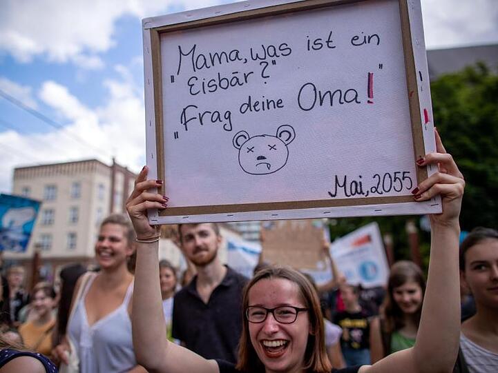 "Was ist ein Eisbär?" - "Frag Deine Oma!" Auch in anderen Städten wurde am Freitag demonstriert, so wie hier in Rostock.