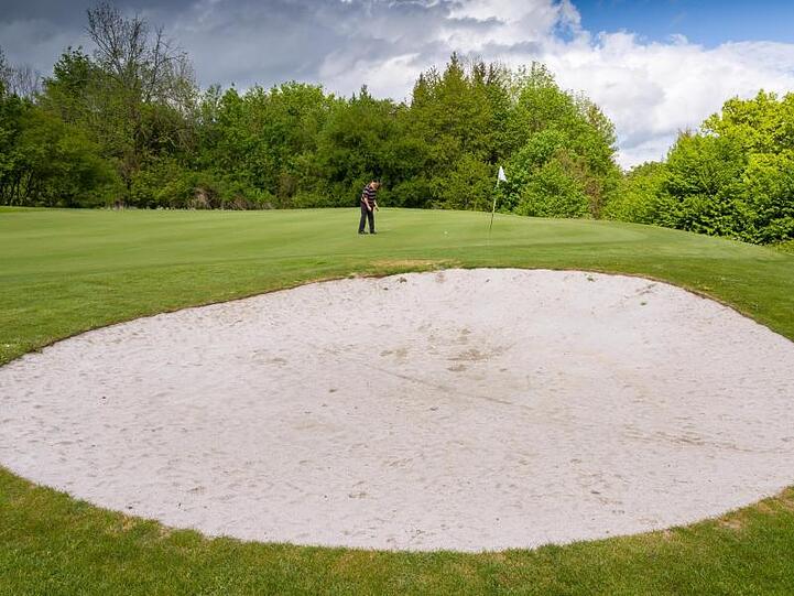 Ein Mitglied der Golfanlage Bergkramerhof puttet seinen Golfball ein. Foto: Peter Kneffel/dpa/Symbolbild