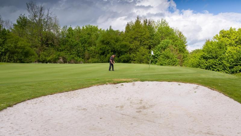 Ein Mitglied der Golfanlage Bergkramerhof puttet seinen Golfball ein. Foto: Peter Kneffel/dpa/Symbolbild Ein Mitglied der Golfanlage Bergkramerhof puttet seinen Golfball ein. Foto: Peter Kneffel/dpa/Symbolbild