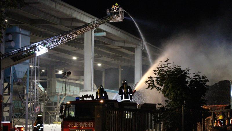 Einsatzkräfte der Feuerwehr löschen ein Feuer in einer Recycling-Firma. Foto: Schmelzer Einsatzkräfte der Feuerwehr löschen ein Feuer in einer Recycling-Firma. Foto: Schmelzer