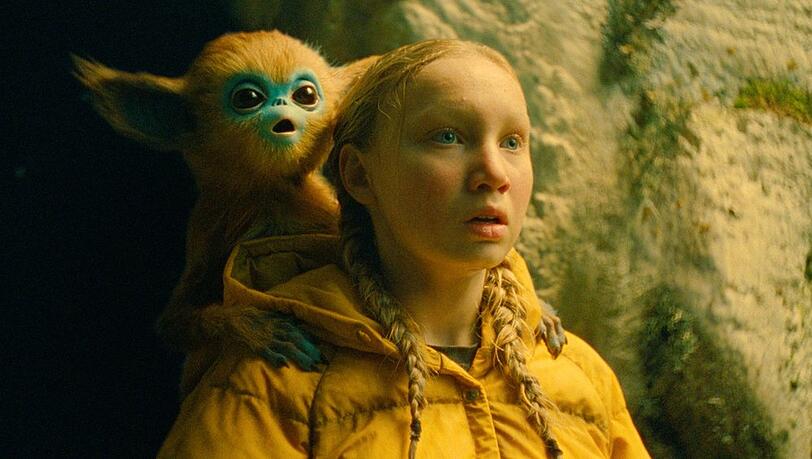 Helena Zengel und das Ochi-Baby in "Die Legende von Ochi".