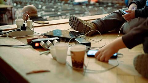 Viele kommen hierher, um ihr Handy zu laden oder eine warme Mahlzeit zu bekommen.