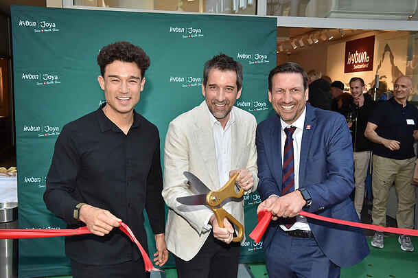 Die kybun-Joya-CEOs Karl M&uuml;ller und Claudio Minder mit dem Schweizer Konsul Christoph Roithner.