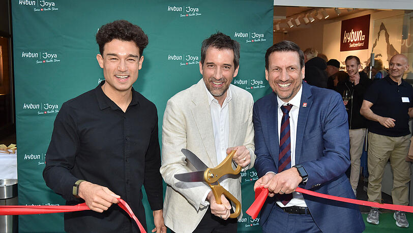Die kybun-Joya-CEOs Karl M&uuml;ller und Claudio Minder mit dem Schweizer Konsul Christoph Roithner.