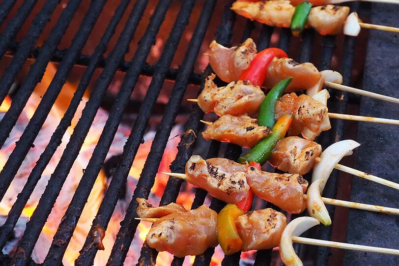 Und nun noch die gute Nachricht zum Schluss: Ihr Grill müsste aus hygienischen Gründen gar nicht gereinigt werden, denn beim nächsten Grillen erhitzen Sie ihn sowieso wieder über 100 Grad Celsius. Keime sterben bei so hohen Temperaturen ab. Sie putzen also nur für die Optik, nicht für Ihre Gesundheit. Und nun noch die gute Nachricht zum Schluss: Ihr Grill müsste aus hygienischen Gründen gar nicht gereinigt werden, denn beim nächsten Grillen erhitzen Sie ihn sowieso wieder über 100 Grad Celsius. Keime sterben bei so hohen Temperaturen ab. Sie putzen also nur für die Optik, nicht für Ihre Gesundheit.