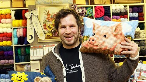 Ex-EHCler Markus Jocher mit Stickkissen in seinem Nähmaschinen-Geschäft in Garmisch.