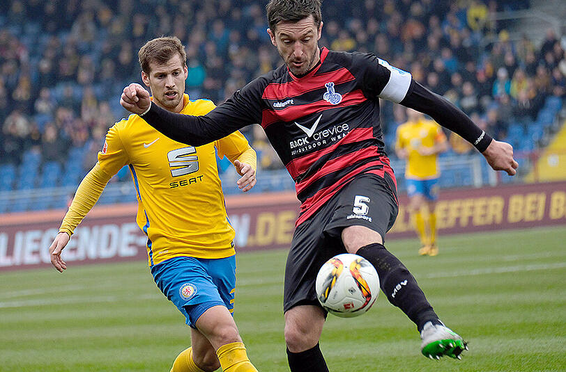 Der DFB macht MSV-Profi Branimir Bajic (rechts) - hier im Duell mit dem Braunschweiger Hendrick Zuck - einigen Ärger.