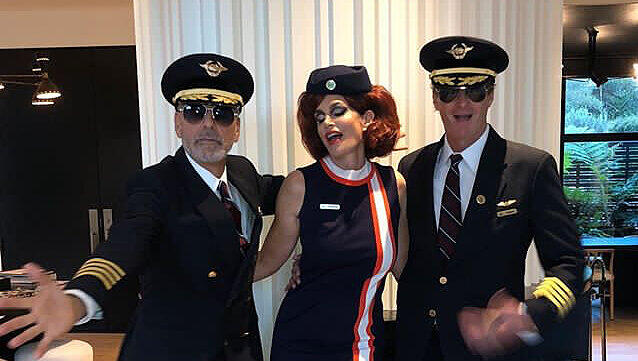 Wer würde mit dieser Traumcrew nicht gerne abheben? Eben. George Clooney (l.) feiert mit seinen Freunden Rande Gerber und Cindy Crawford.