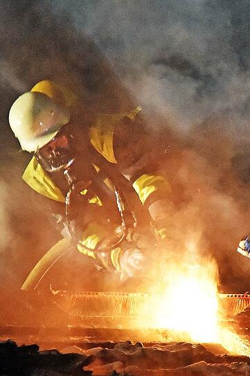Der Holzschuppen stand komplett in Flammen. Die Bilder vom Einsatz!