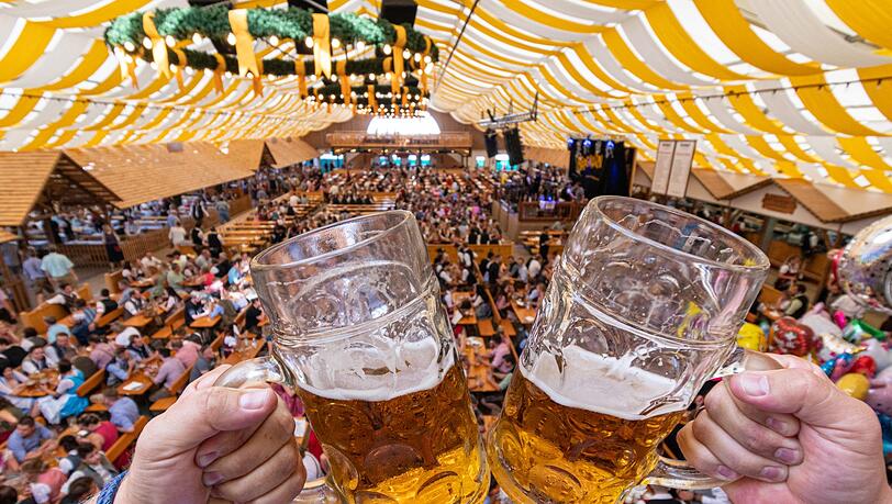 Eine Maß Bier: rund 500 Kilokalorien. Eine Maß Bier: rund 500 Kilokalorien.