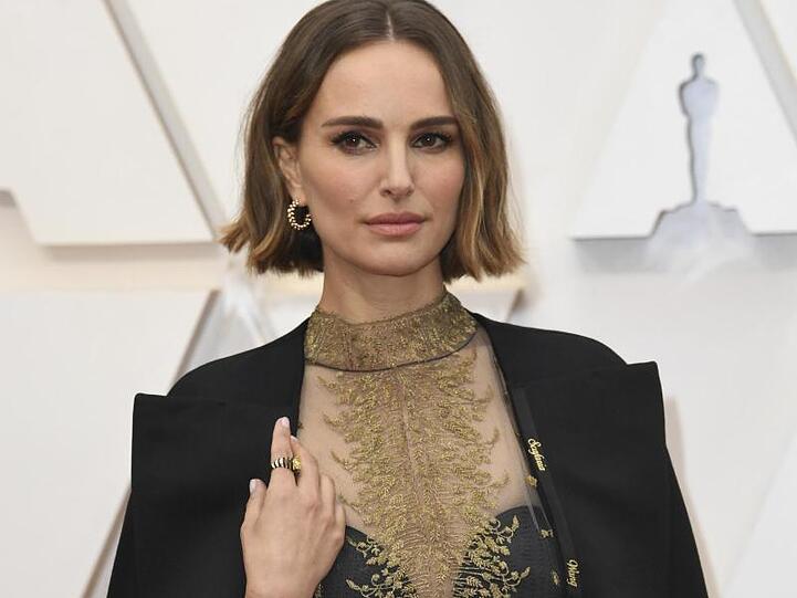Natalie Portman ließ die Namen von Regisseurinnen auf den Saum ihres Dior-Umhangs sticken - ein Statement.