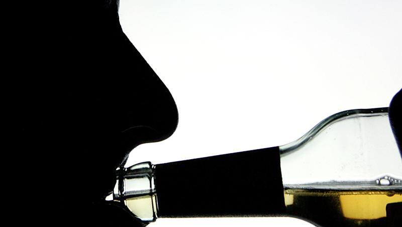 Die Silhouette eines Alkohol trinkenden Mannes. Foto: Arno Burgi/Archivbild Die Silhouette eines Alkohol trinkenden Mannes. Foto: Arno Burgi/Archivbild