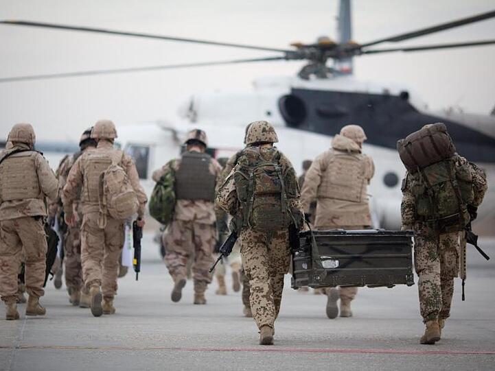 Bundeswehrsoldaten auf dem Weg zu einem Hubschrauber im afghanischen Masar-i-Scharif: Auch die Auslandseinsätze erfordern höhere Verteidigungsausgaben.