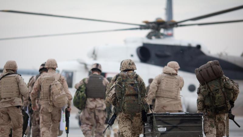 Bundeswehrsoldaten auf dem Weg zu einem Hubschrauber im afghanischen Masar-i-Scharif: Auch die Auslandseinsätze erfordern höhere Verteidigungsausgaben. Bundeswehrsoldaten auf dem Weg zu einem Hubschrauber im afghanischen Masar-i-Scharif: Auch die Auslandseinsätze erfordern höhere Verteidigungsausgaben.