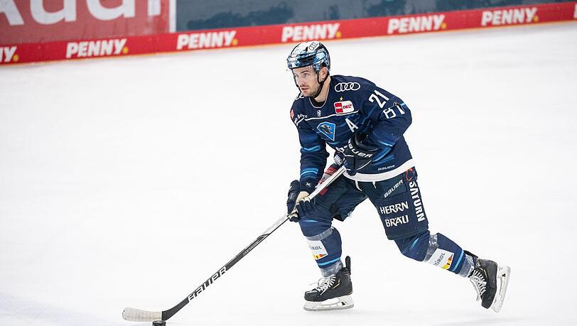 Wayne Simpson von Ingolstadt spielt den Puck.