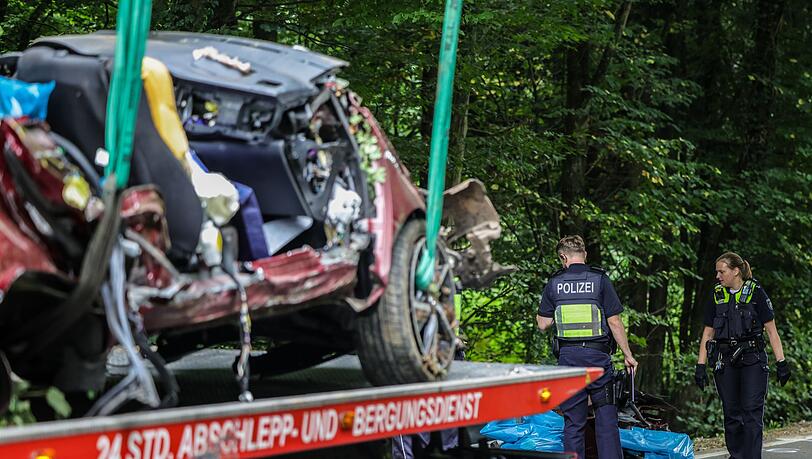 Zwei 19-jährige Männer sowie zwei 14 und 16 Jahre alte Mädchen sind bei einem Autounfall in Kürten gestorben. Am Steuer saß ein 16-Jähriger. Er überlebte. Der Wagen gehört seinen Eltern.