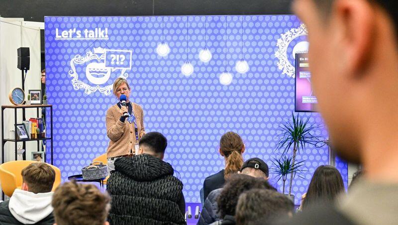 Neben Informationsgesprächen erwarten Besucherinnen und Besucher Bühnenvorträge, Themen-Walks, spannende Mitmachaktionen und die Möglichkeit, sich einen Praktikumsplatz zu sichern. Neben Informationsgesprächen erwarten Besucherinnen und Besucher Bühnenvorträge, Themen-Walks, spannende Mitmachaktionen und die Möglichkeit, sich einen Praktikumsplatz zu sichern.