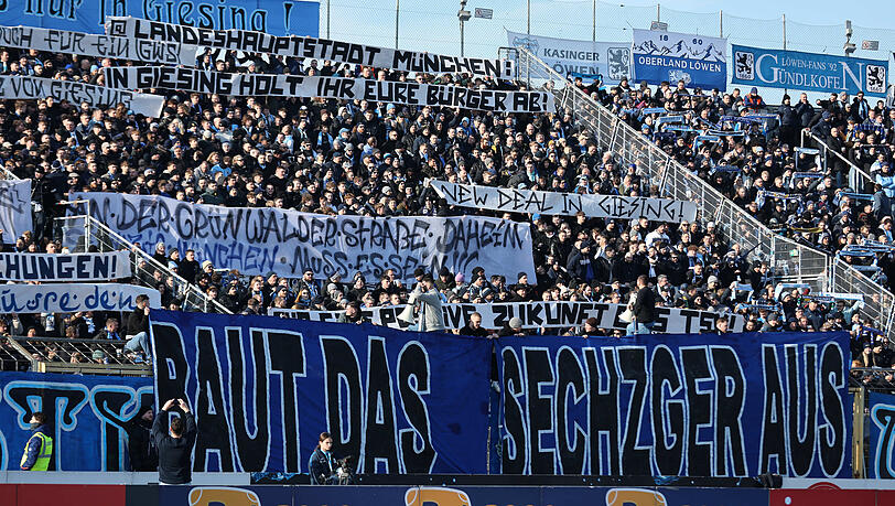 "Baut das Sechzger aus" steht vor der Westkurve. "Baut das Sechzger aus" steht vor der Westkurve.