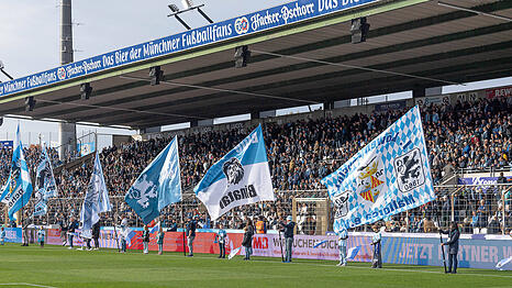 Die Fahnenschwenker vor der Stehhalle des Gr&uuml;nwalder Stadions. Deutlich zu sehen: Der Hacker-Pschorr-Schriftzug am Dach.