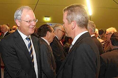 Eine von rund 1.400 Händen, die der OB schütteln musste: Ulrich Maly und Herbert Dombrowsky, Chef der N-Ergie.