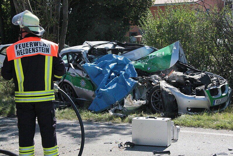 Polizeiwagen kracht in Betonmischer - Die Bilder vom schrecklichen Unfall