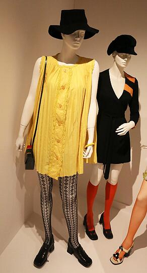Zeitlos kurz: Das Mini-Kleid in Kombination mit Leggins oder Strumpfhose erlebt gerade sein Comeback. Das gelbe rechts stammt von der britischen Designerin Mary Quant und ist ein Original aus den 70ern.