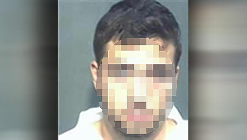 Pascal K. aus Bernau am Chiemsee soll die kleine Charlie (3) vergewaltigt und anschließend so sehr verorügelt haben, dass sie an ihren Verletzungen verstarb. Ihm droht in den USA die Todesstrafe. Pascal K. aus Bernau am Chiemsee soll die kleine Charlie (3) vergewaltigt und anschließend so sehr verorügelt haben, dass sie an ihren Verletzungen verstarb. Ihm droht in den USA die Todesstrafe.