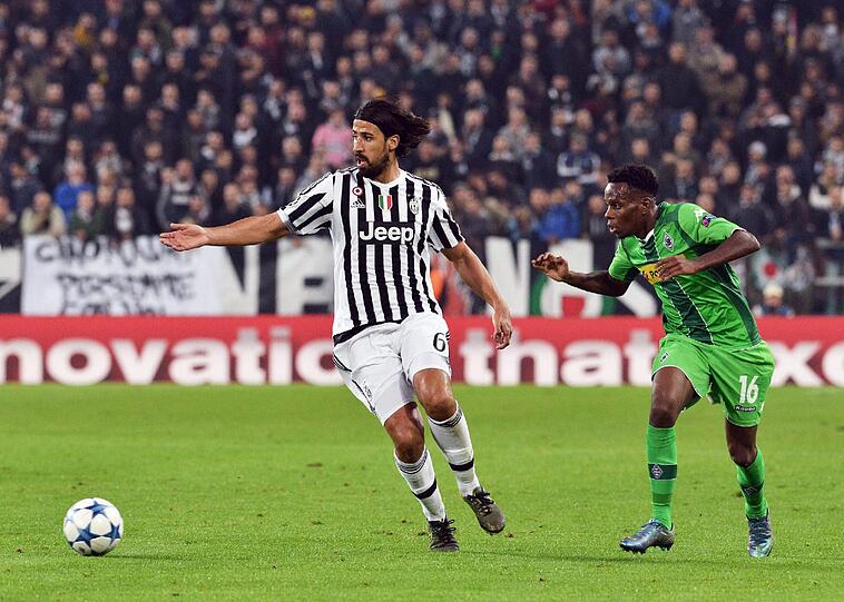 Sami Khedira (l.) und Ibrahima Traore bei der Partie Juventus Turin gegen Borussia Mönchengladbach.