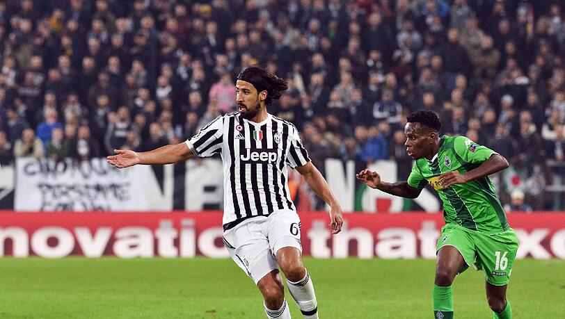 Sami Khedira (l.) und Ibrahima Traore bei der Partie Juventus Turin gegen Borussia Mönchengladbach. Sami Khedira (l.) und Ibrahima Traore bei der Partie Juventus Turin gegen Borussia Mönchengladbach.
