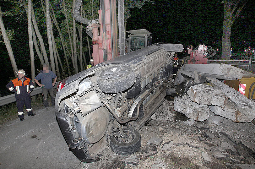 Nach der Flugeinlage landete das Fahrzeug in einem Bagger. Die drei Insassen konnten sich selbst aus dem Auto befreien.