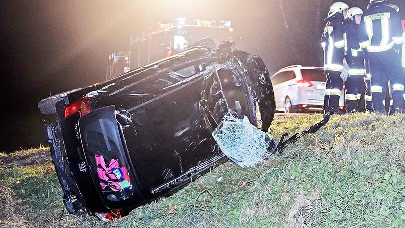 Bilder vom Verkehrsunfall in Giesebach: Das Auto prallte zunächst gegen einen Baum und überschlug sich anschließend.