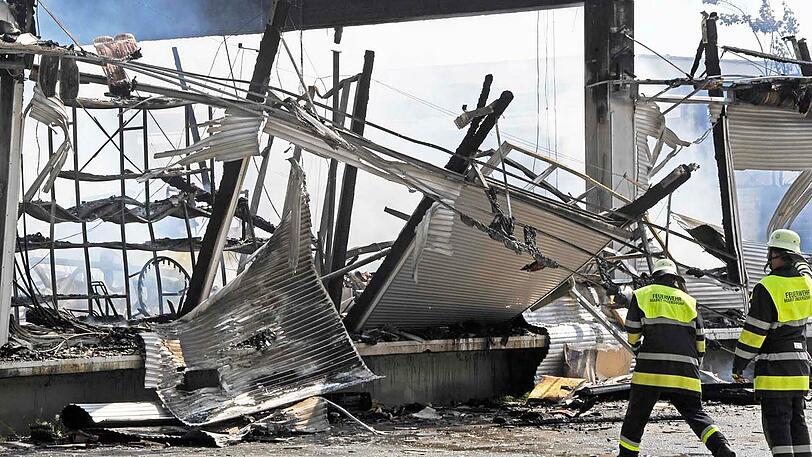 Die Lagerhalle in Markt Indersdorf ist komplett abgebrannt - wie es zu dem Feuer kam, ist aktuell noch unklar. Die Bilder vom Feuerwehreinsatz.