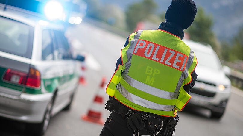 Die Polizei kontrollierte den Bus an der Grenze zu Österreich. (Symbolbild)