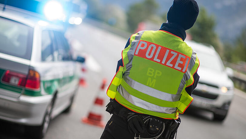 Die Polizei kontrollierte den Bus an der Grenze zu Österreich. (Symbolbild) Die Polizei kontrollierte den Bus an der Grenze zu Österreich. (Symbolbild)