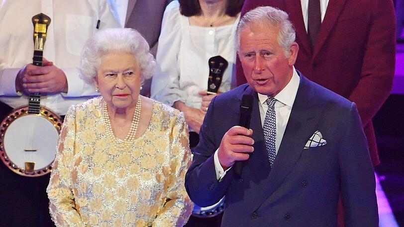 Prinz Charles und seine Mutter, Königin Elizabeth II., in der Royal Albert Hall.