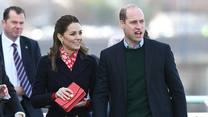 Prinz William und Herzogin Kate spazieren an der Promenade entlang Prinz William und Herzogin Kate spazieren an der Promenade entlang