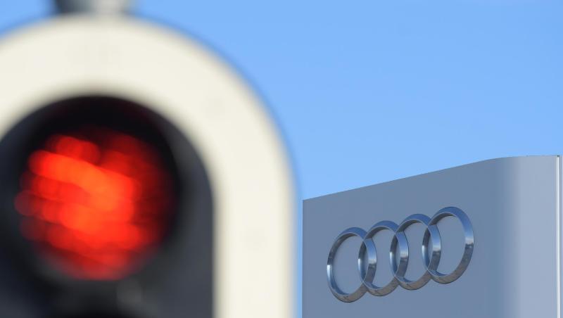 Bei Audi in Ingolstadt stehen die Bänder still: Wegen des Streiks im ungarischen Motorenwerk Györ müssen mehr als 10.000 Mitarbeiter eine Zwangspause einlegen. Bei Audi in Ingolstadt stehen die Bänder still: Wegen des Streiks im ungarischen Motorenwerk Györ müssen mehr als 10.000 Mitarbeiter eine Zwangspause einlegen.