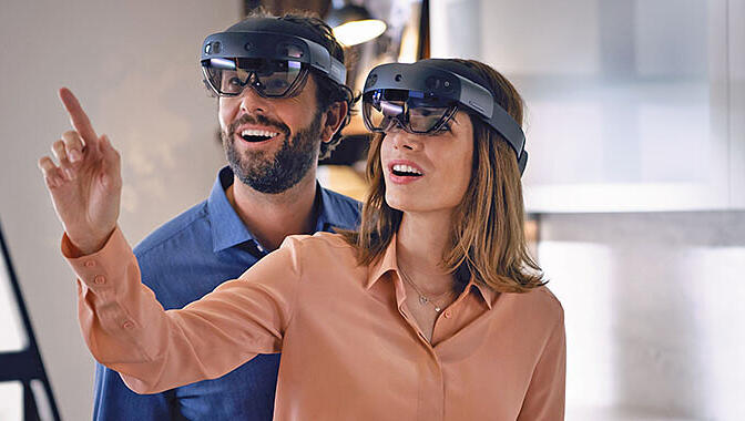 Die Mixed-Reality-Technologie verbindet bei der Küchenplanung reale und virtuelle Elemente, die gemeinsam durch eine Datenbrille sichtbar sind.